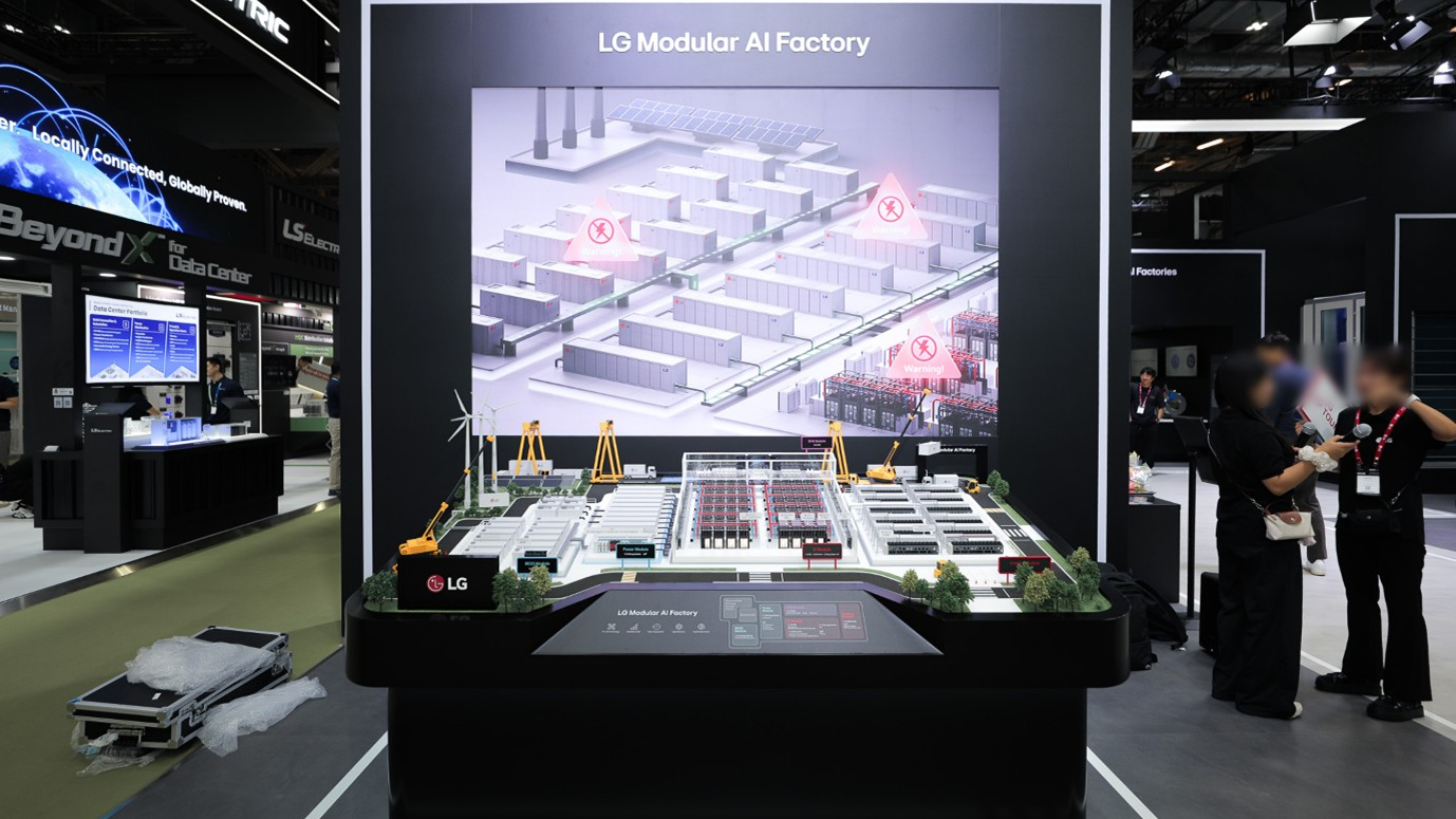 부스 중앙에는 초대형 AI Factory를 구현하는 One LG의 통합 인프라 역량을 한눈에 보여주는 ‘LG Modular AI Factory’ 디오라마가 마련됐습니다. 전력과 냉각, IT 인프라가 유기적으로 연결되는 구조를 통해 설계와 제작, 운송, 구축, 운영, 확장으로 이어지는 AI Factory의 전 생애주기를 입체적으로 소개했습니다.