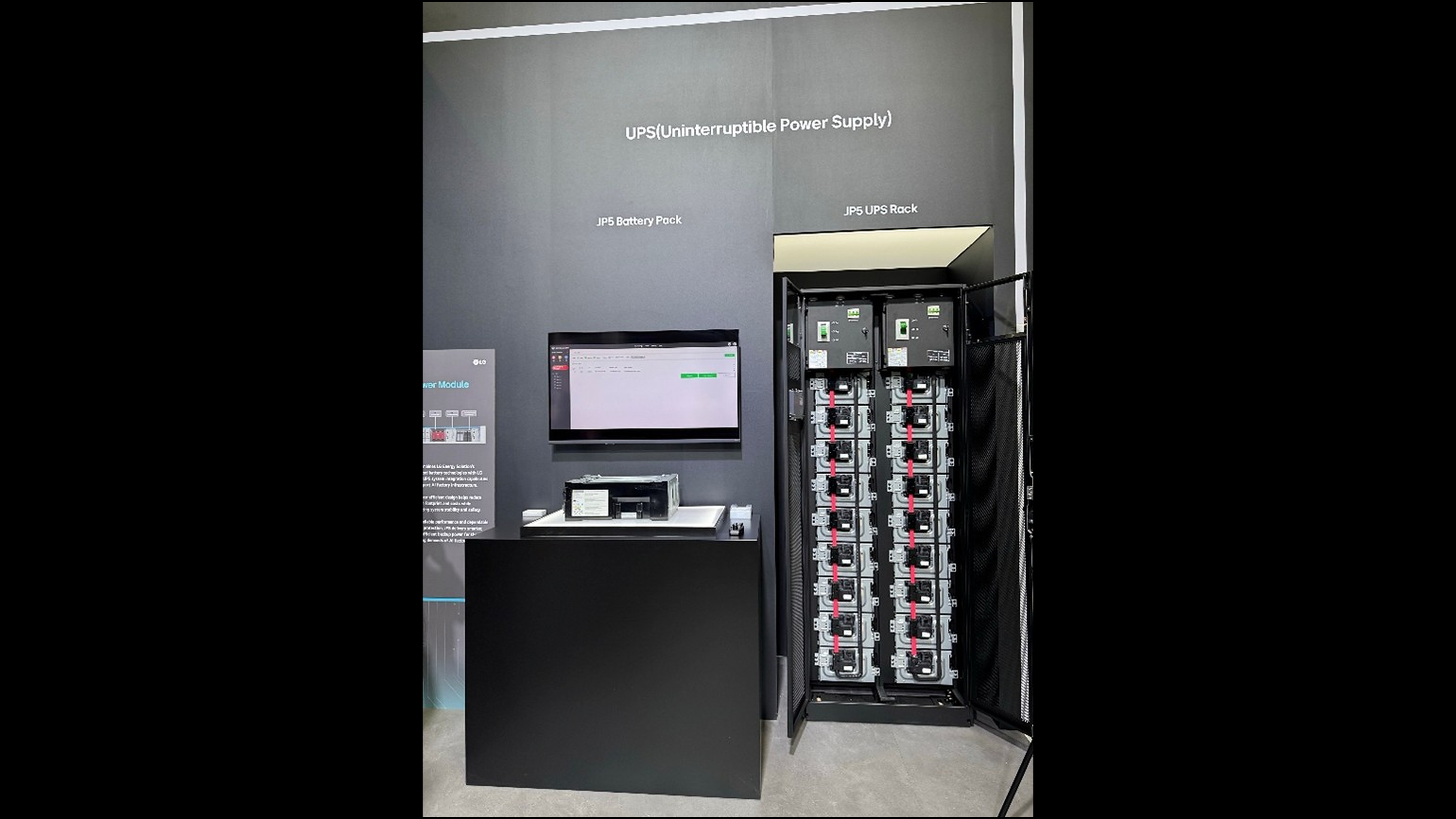 UPS(Uninterupptible Power Supply) 배터리는 전력 이상이나 공급 중단 상황에서 백업 전력을 제공해 AI Factory의 안정적인 운영을 지원합니다. LG에너지솔루션은 공간 효율과 에너지 밀도를 고려한 NCM 기반 JP5 UPS 배터리를 전시하며, 갑작스러운 정전 사태에도 데이터센터를 지켜주는 배터리 솔루션을 선보였습니다.
