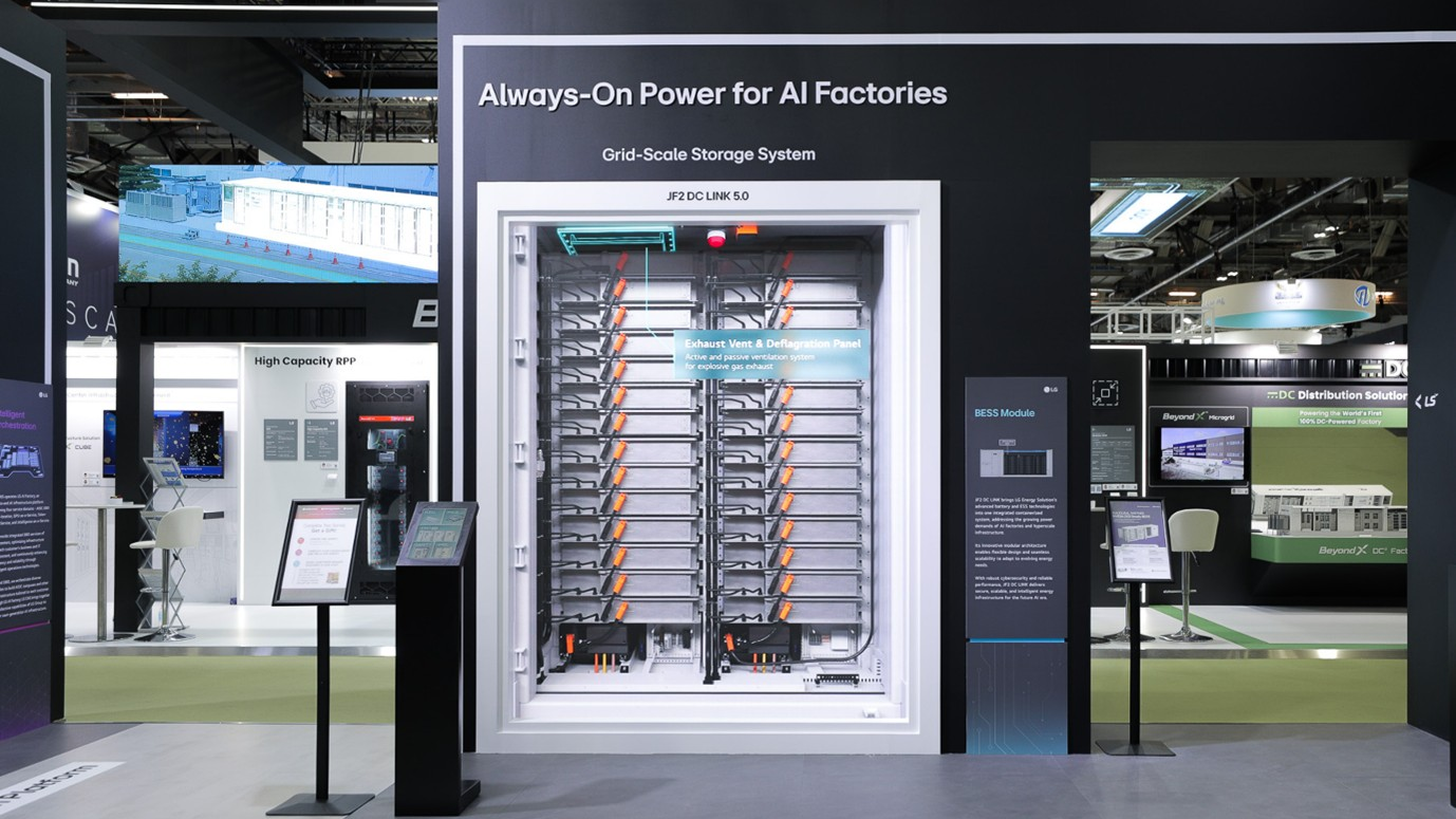 BESS(Battery Energy Storage System)는 전력을 저장한 뒤 필요한 시점에 공급함으로써 AI Factory의 대규모 전력 수요에 보다 유연하게 대응할 수 있도록 지원하는 솔루션입니다. 이번 전시에서는 안전성을 강화한 LFP 기반 JF2 DC LINK를 통해 AI Factory를 위한 대규모 에너지 저장 솔루션을 소개했습니다.