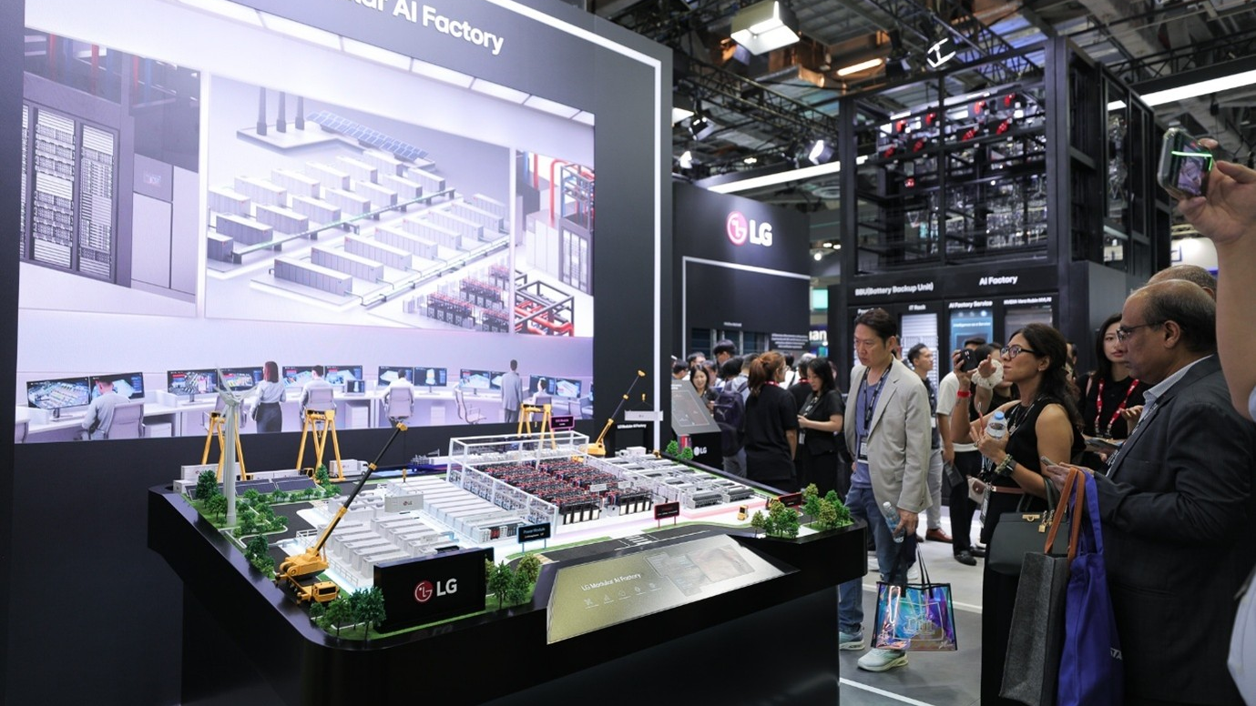 전시 기간 동안 LG 부스에서는 AI Factory의 전력과 냉각, 운영 인프라를 하나의 흐름으로 살펴보려는 관람객들의 발길이 이어졌습니다. 관람객들은 LG Modular AI Factory 디오라마와 각 솔루션 전시를 통해 BBU, UPS, BESS에서 냉각 및 통합 운영으로 이어지는 One LG의 AI Factory 인프라 구성을 한자리에서 확인했습니다