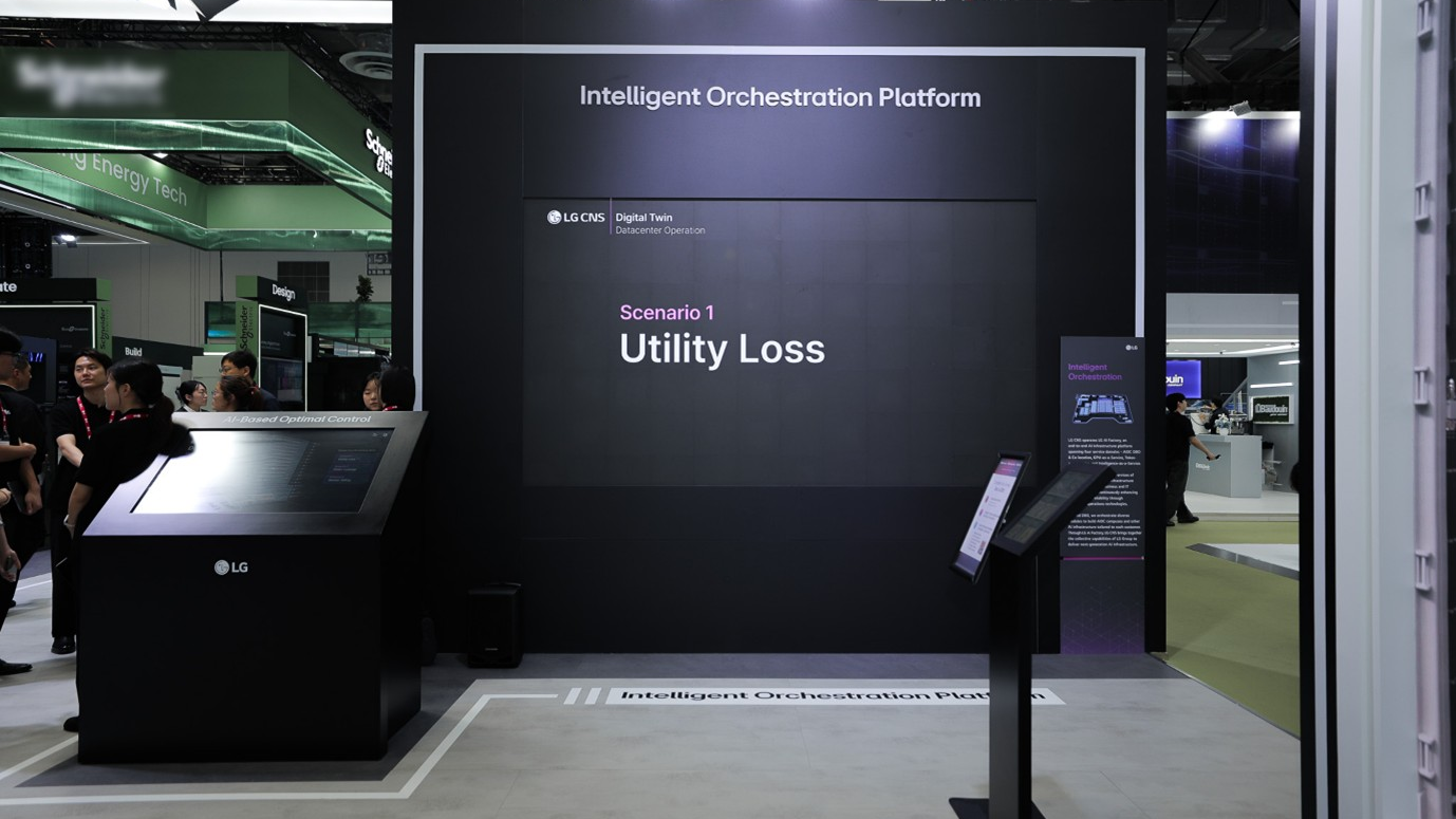 LG CNS는 AI Factory의 설계·구축·운영 역량에 디지털 기술과 통합 운영 노하우를 더한 ‘Intelligent Orchestration’을 소개했습니다. 인프라 구축에 그치지 않고 운영 단계까지 유기적으로 연결되는 AI Factory 환경을 전시 현장에서 구현했습니다 