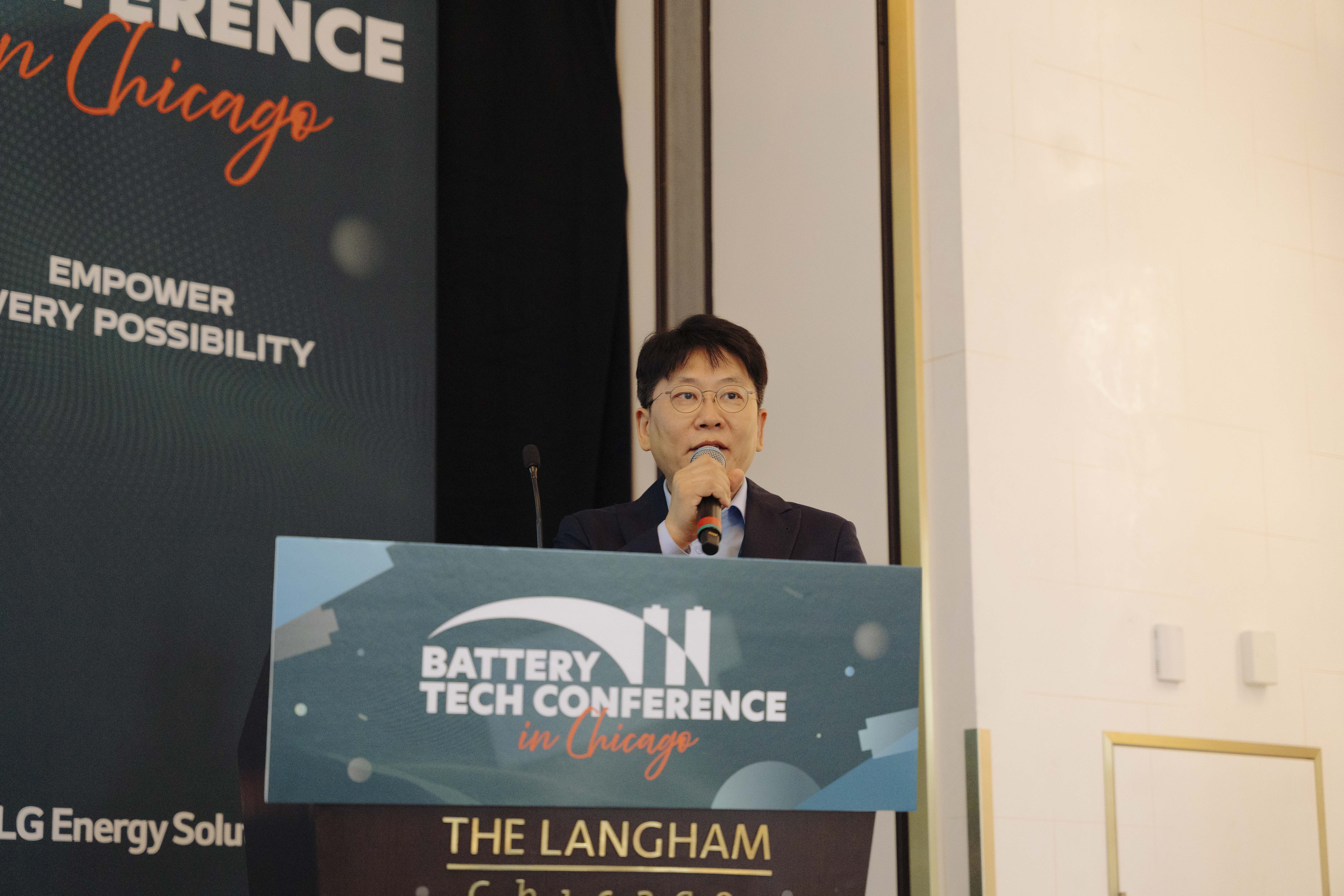 LG에너지솔루션 CEO 김동명 사장이 글로벌 인재 채용 행사 BTC in Chicago에서 발표하고 있다